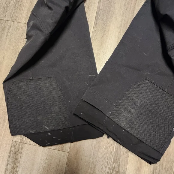 Arc'teryx Men's Black Cargo Pants - Picture 5 of 10